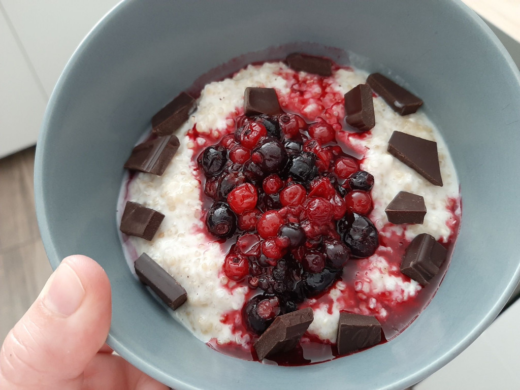 Quinoa kaša s ovocím, tvarohom a čokoládou