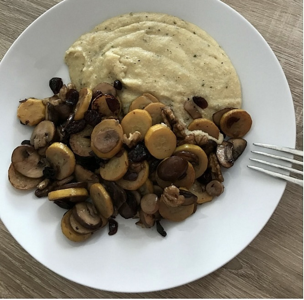 Polenta s tofu, šampiňónmi a cuketou