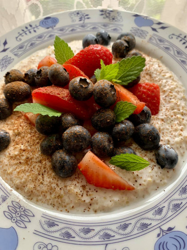 Quinoa kaša so skyrom a ovocím