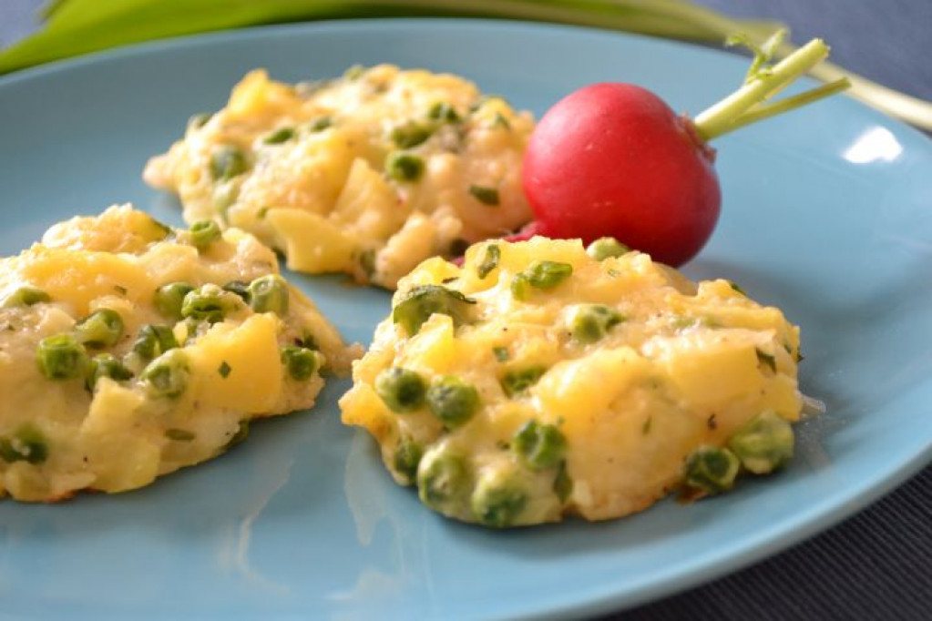 Zemiakové placky s hráškom, parmezánom a tvarohom