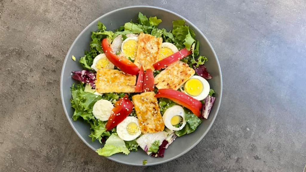 Halloumi syr s avokádom a vajíčkom
