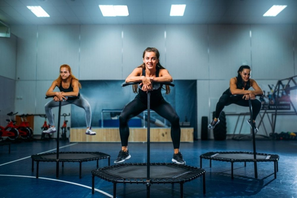 jumping-fitness-skupinova-hodina-hubnuti