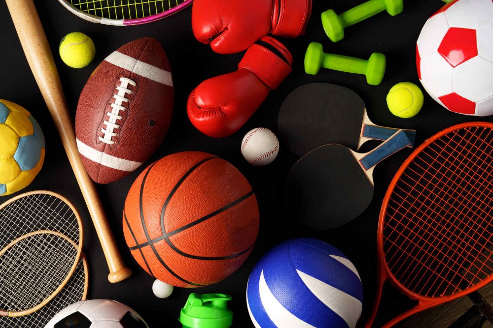 Sportovní vybavení - míče a rakety pro různé druhy pohybu