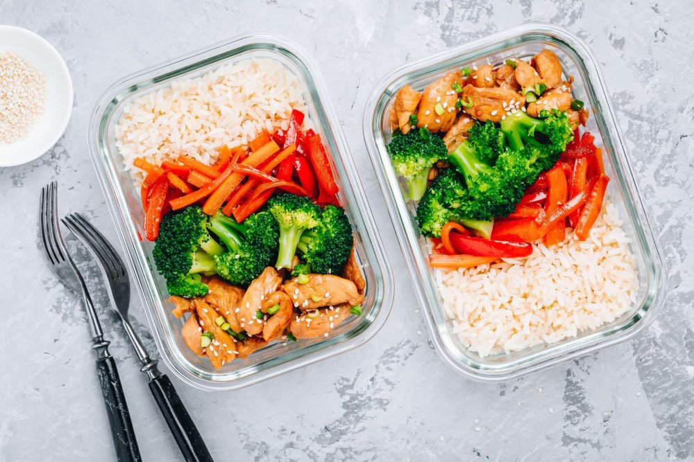 Meal prep dózy s ryžou, kuracím a brokolicou pripravené na celý týždeň