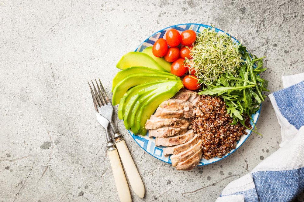 Zdravý bowl s kuracím mäsom, avokádom a zeleninou