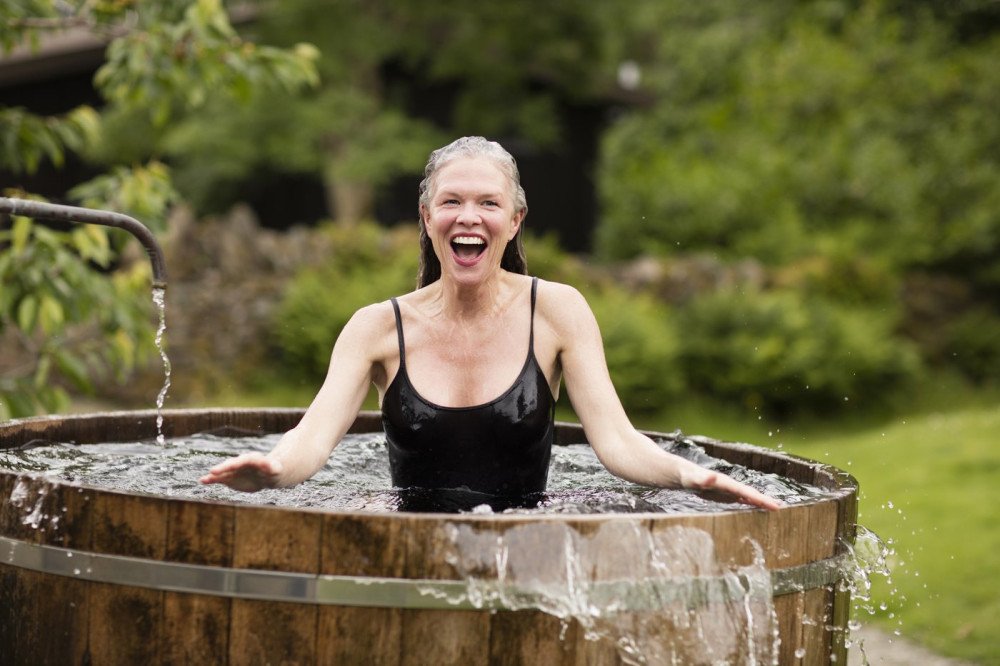 Žena relaxuje v studenej kádi vonku