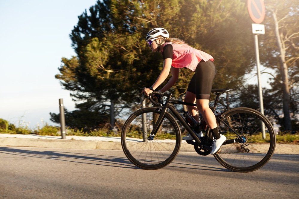 Žena na bicykli v pokojnom tempe